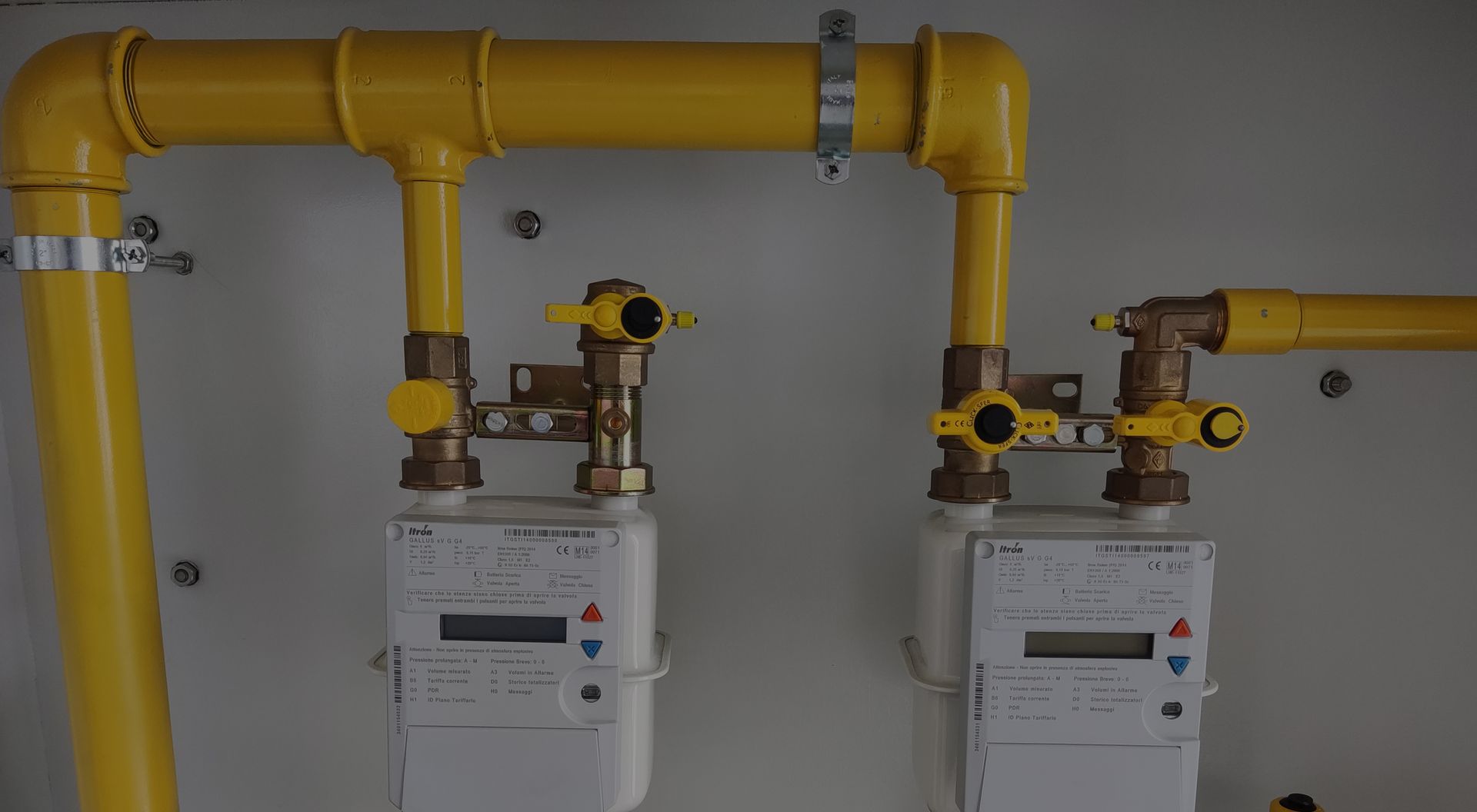 Water and gas distribution: meter entry, meter exit and minimum flow
