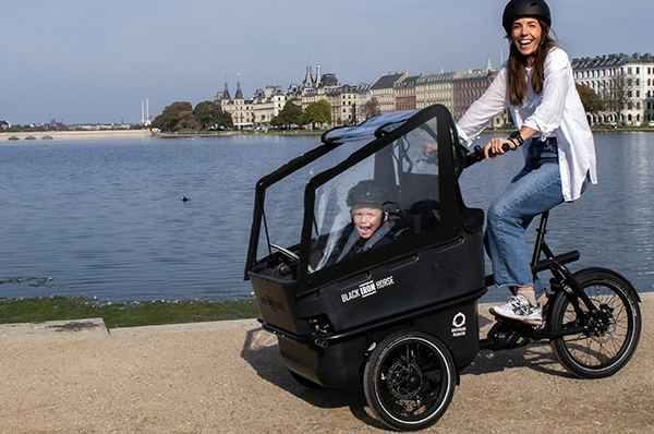 Bicicletă cargo Black Iron Horse lângă lacurile din Copenhaga
